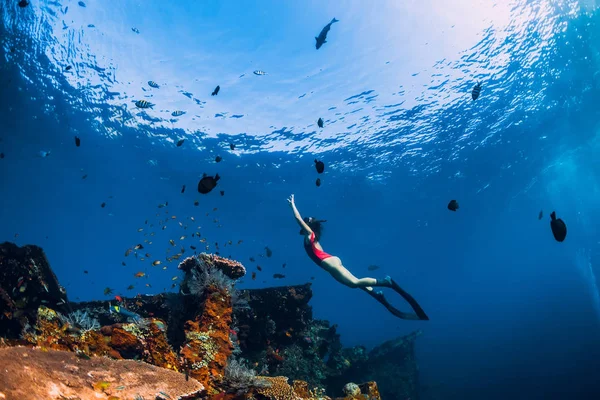 Gratis dykare flicka simmar under vatten över vrak fartyg. — Stockfoto