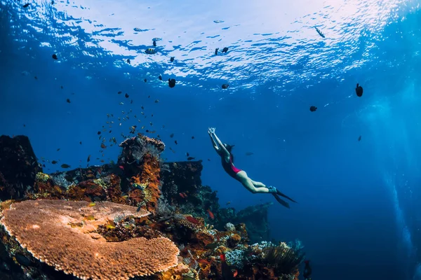 Gratis dykare flicka simmar under vatten över vrak fartyg. — Stockfoto