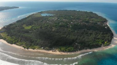 Gili adaları ve mavi okyanus ile havadan görünümü. Gili Meno