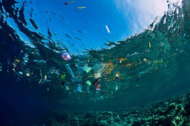 28 Ağustos 2018. Bali, Endonezya. Plastikle sualtı okyanusu 