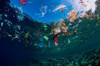 28 Ağustos 2018. Bali, Endonezya. Plastikle sualtı okyanusu 
