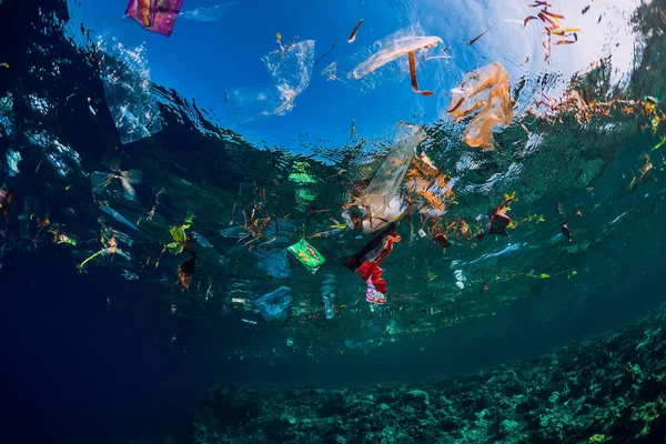 28 sierpnia 2018 roku. Bali, Indonezja. Podwodny ocean z plastikiem — Zdjęcie stockowe