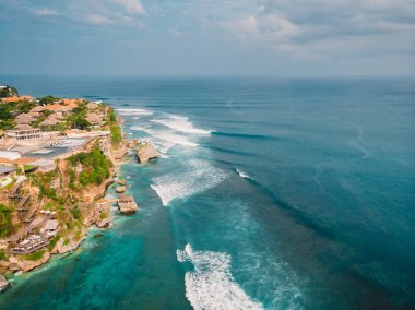 Uluwatu kıyısındaki uçurum ve Bali 'deki okyanus, hava manzarası
