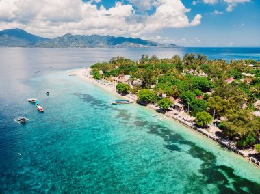 Plajı ve turkuvaz şeffaf okyanusu olan tropik bir ada, Aeri.