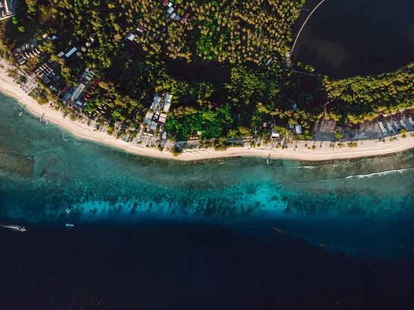 Île tropicale avec plage et océan, vue aérienne. Gili Meno — Photo