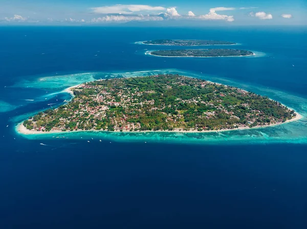 Letecký pohled s ostrovy Gili a modrým oceánem. Gili Air, Meno wit — Stock fotografie