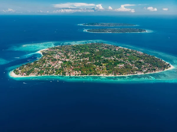 Vista aerea con isole Gili e oceano blu. Gili Air, Meno arguzia — Foto Stock