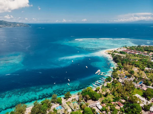 Beautiful tropical island with turquoise ocean, aerial view. Gil — Stock Photo, Image