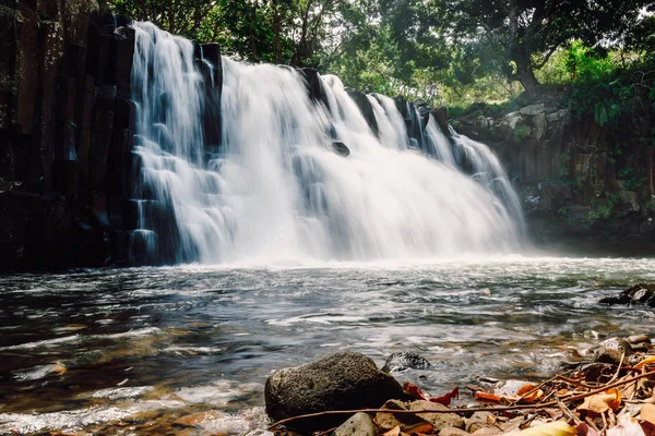 Rochester Falls. Fantastiskt vattenfall vid Mauritius — Stockfoto