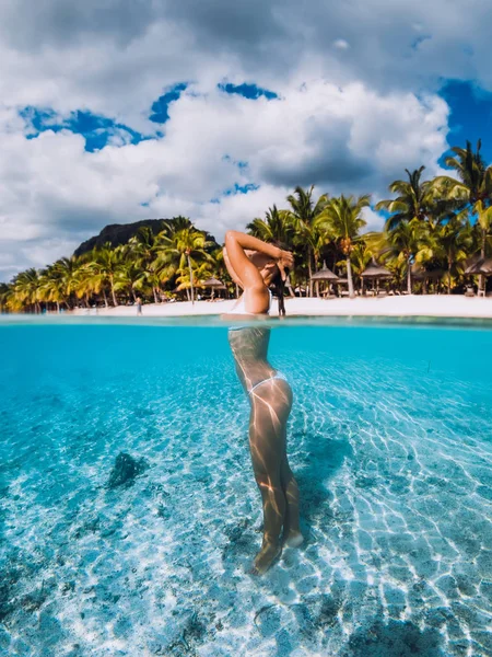 Νεαρές ελκυστικές γυναίκες ποζάρουν σε διάφανο γαλάζιο ωκεανό. Κολύμπι — Φωτογραφία Αρχείου