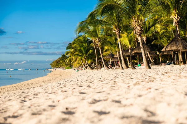Hermosa vista de la playa de lujo en Mauricio. Océano, ser arenoso — Foto de Stock