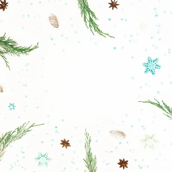 Boże Narodzenie ramki z wiecznie zielonych gałęzi drzew, niebieskie płatki śniegu i — Zdjęcie stockowe