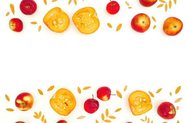 Sonbahar kompozisyonu. Sonbahar yaprakları, beyaz sırtında elma ve balkabağı — Stok fotoğraf