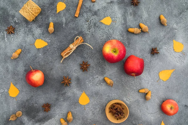 Autumn composition. Fall leaves, apple, cinnamon and acorns on d — Stock Photo, Image