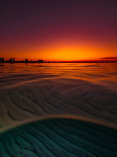 Tramonto o alba al mare con luce sott'acqua — Foto Stock