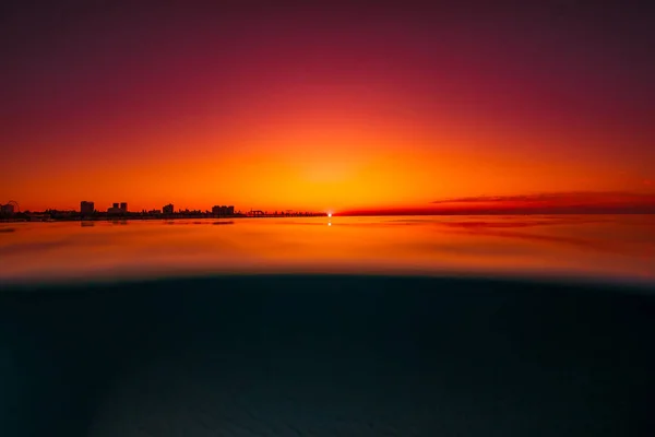 Coucher ou lever de soleil à quitter la mer avec de la lumière sous-marine — Photo