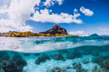 Mauritius 'ta Le Morne Dağı ile tropik mavi okyanus.