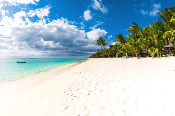 Hermosa vista de la isla tropical en Mauricio. Océano, arena , — Foto de Stock