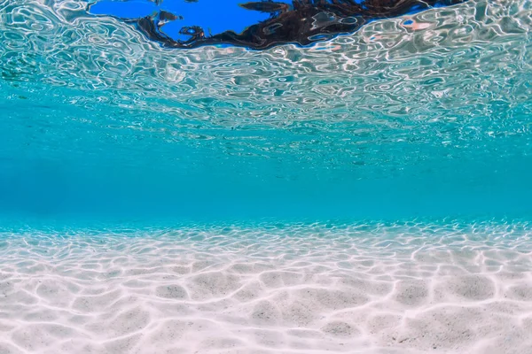 Tropical transparent ocean with white sand underwater — ストック写真