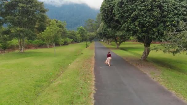 Modefrau Geht Balinesischen Park Bali — Stockvideo