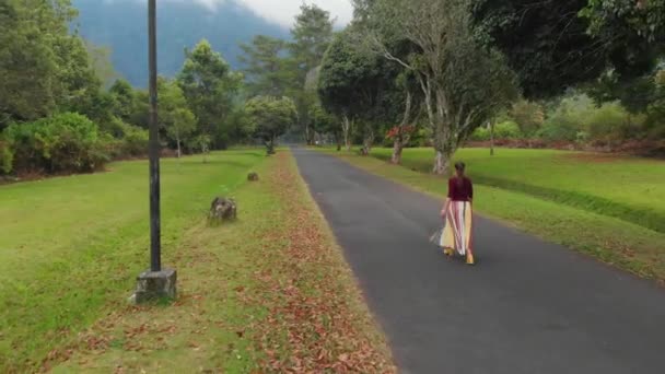Femme de mode va dans le parc balinais à Bali 