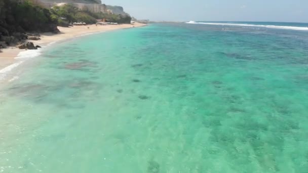 Vista Aérea Costa Azul Del Océano Playa Arena Bali — Vídeo de stock