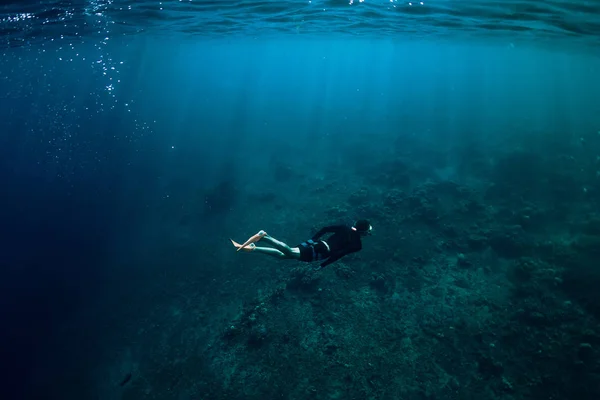 フィンを持つフリーディバー男性は海で水中で泳ぐ — ストック写真