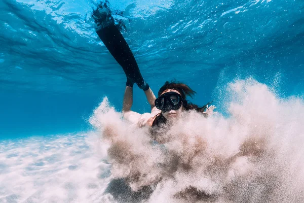 지느러미와 모래를 다이빙 선수입니다 속에서 무료로 — 스톡 사진