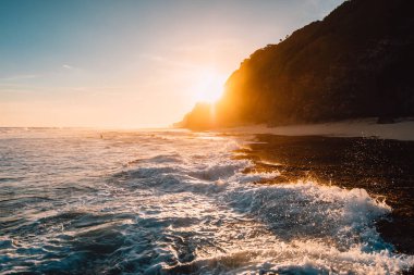 Okyanuslu, dalgalı ve güneşli tropik plaj