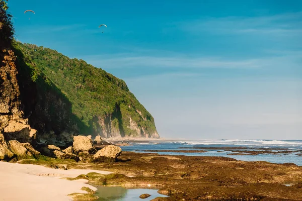 Praia de areia tropical com rochas e oceano — Fotografia de Stock