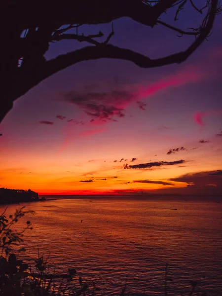 Pôr-do-sol colorido brilhante ou nascer do sol com nuvens e mar — Fotografia de Stock
