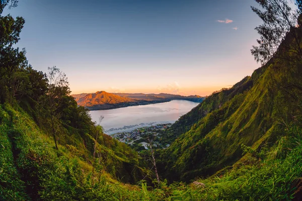 Bali 'de ağaçlı Batur volkanı ve gölü.