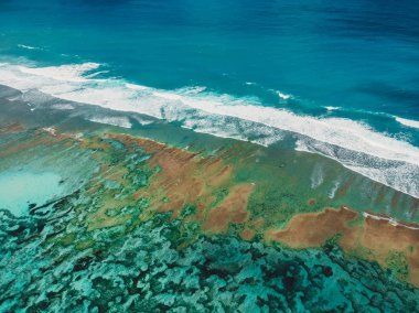 Turkuaz okyanus ve dalgalı hava manzarası. Tropik arkaplan 