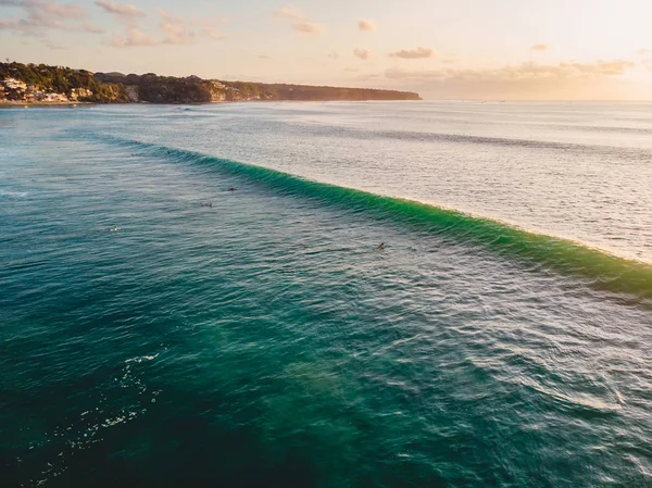 Vista aérea con olas al atardecer y playa tropical. Ondas oceánicas — Foto de Stock