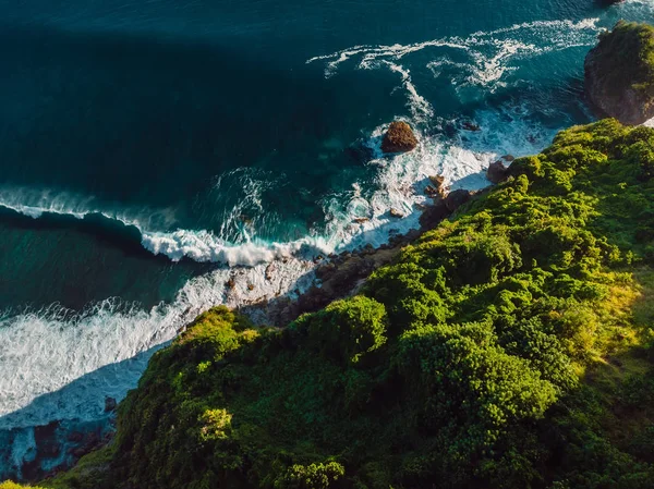 Καταπληκτικός γκρεμός με δέντρα και γαλάζιο ωκεανό με κύματα στο Μπαλί. — Φωτογραφία Αρχείου