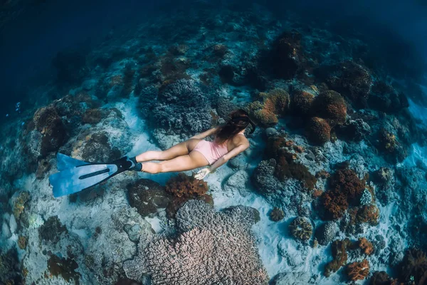 Svobodná Žena Ploutvemi Klesá Korálovému Dnu Svoboda Tropickém Oceánu — Stock fotografie