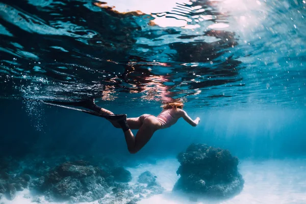 Atractivo buceador libre mujer se desliza con aletas sobre el mar de arena. Fre — Foto de Stock