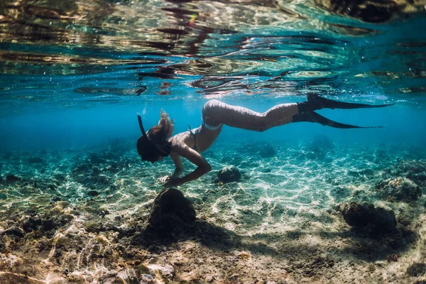 Mujer Joven Delgada Haciendo Snorkel Sobre Fondo Con Peces Bajo — Foto de Stock