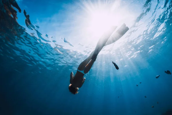 샌디 해 위에서 지느러미를 가진 매력적 인 여자 자유인 잠수부가 활공 한다. 프레 — 스톡 사진