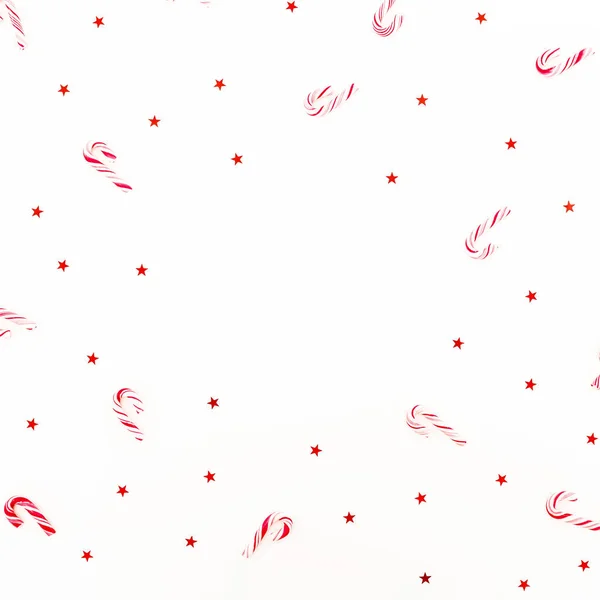 Świąteczna kompozycja z trzciny cukrowej i czerwonym konfetti na — Zdjęcie stockowe