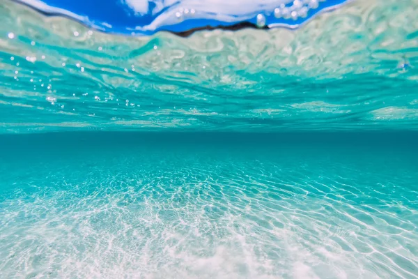 Océan tropical transparent avec fond sablonneux sous-marin — Photo
