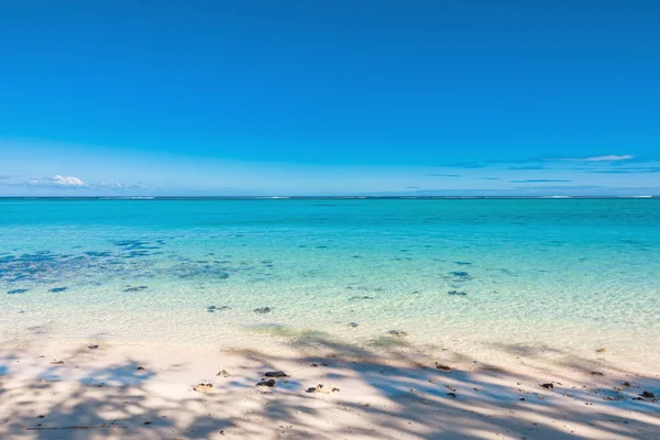 Paisagem tropical - bela praia com oceano transparente e bl — Fotografia de Stock