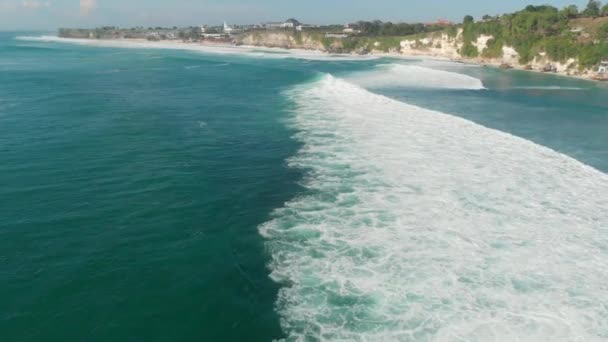 Όμορφη Τροπικό Τυρκουάζ Ωκεανό Μεγάλα Κύματα Εναέρια Άποψη Στο Μπαλί — Αρχείο Βίντεο