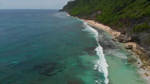 Luftaufnahme Des Tropischen Strandes Mit Klippe Und Meer Bali — Stockvideo