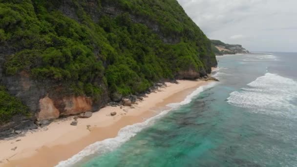 Letecký Pohled Tropickou Pláž Útesem Oceánem Bali — Stock video