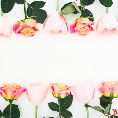 Beyaz arka planda güller ve lale çiçekleri olan çiçek çerçevesi. F