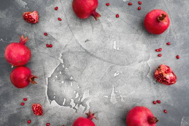 Arkaplanda çekirdekleri olan nar meyvesi. Yiyecek çerçevesi geri