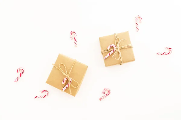 Neujahrskomposition. Weihnachtsgeschenke und Zuckerstangen auf weißem b — Stockfoto