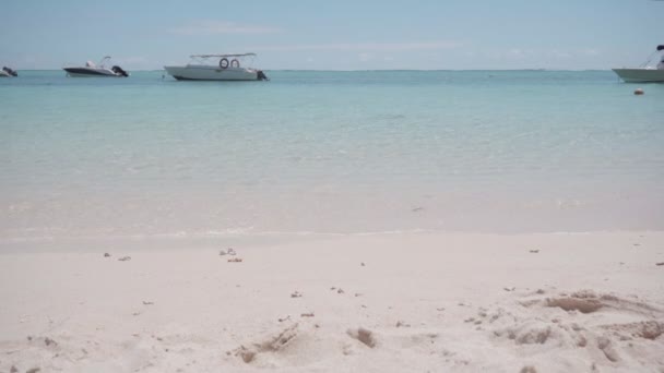 Paisagem Tropical Relaxante Bela Praia Com Oceano Transparente Barcos Céu — Vídeo de Stock