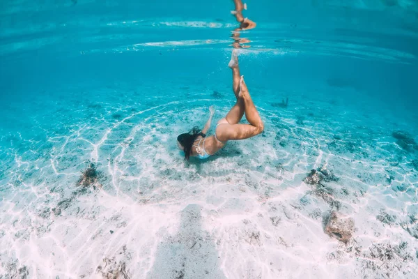 Mujer atractiva joven nadando bajo el agua en océano transparente . — Foto de Stock